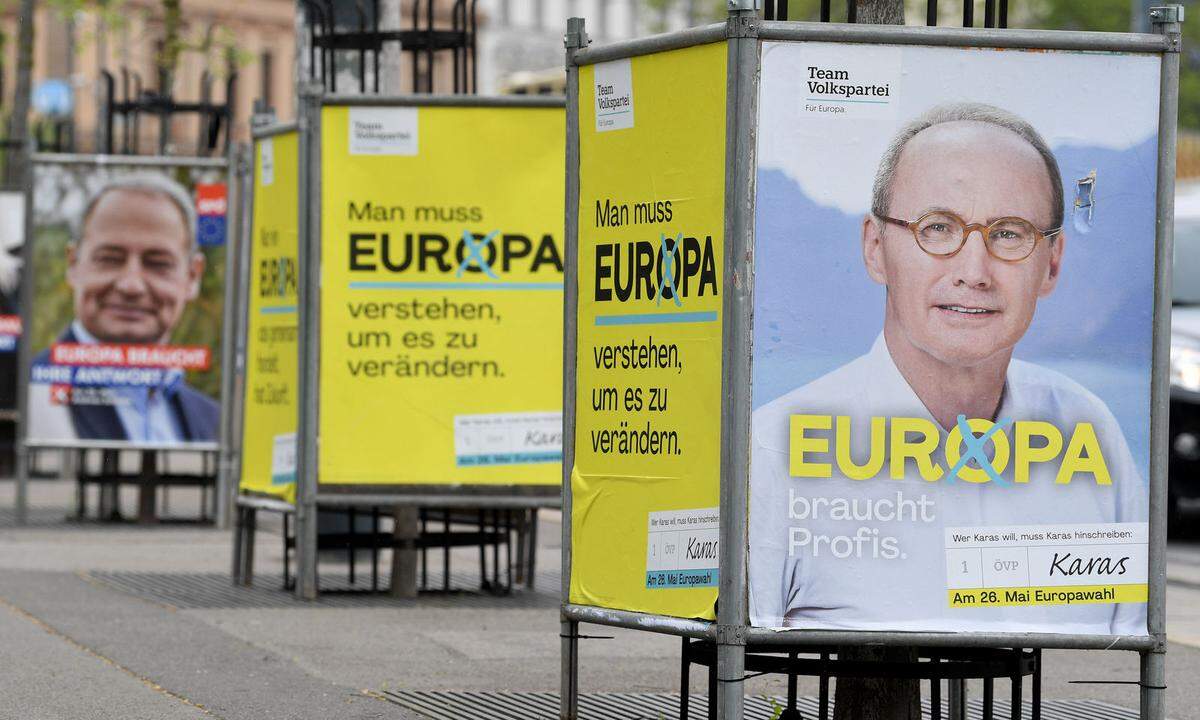 "Europa braucht Profis" und "Europa beginnt hier in Österreich", diese Slogans prangen auf den Plakaten der ÖVP für die EU-Wahl am 26. Mai. Dahinter zu sehen ist Spitzenkandidat Othmar Karas in weißem Hemd. Während man 2014, auch damals führte der langjährige Delegationsleiter im Europaparlament die Partei in die Wahl, das ÖVP-Logo vergeblich auf den Plakaten suchte, ist diesmal "Team Volkspartei" zu lesen.  