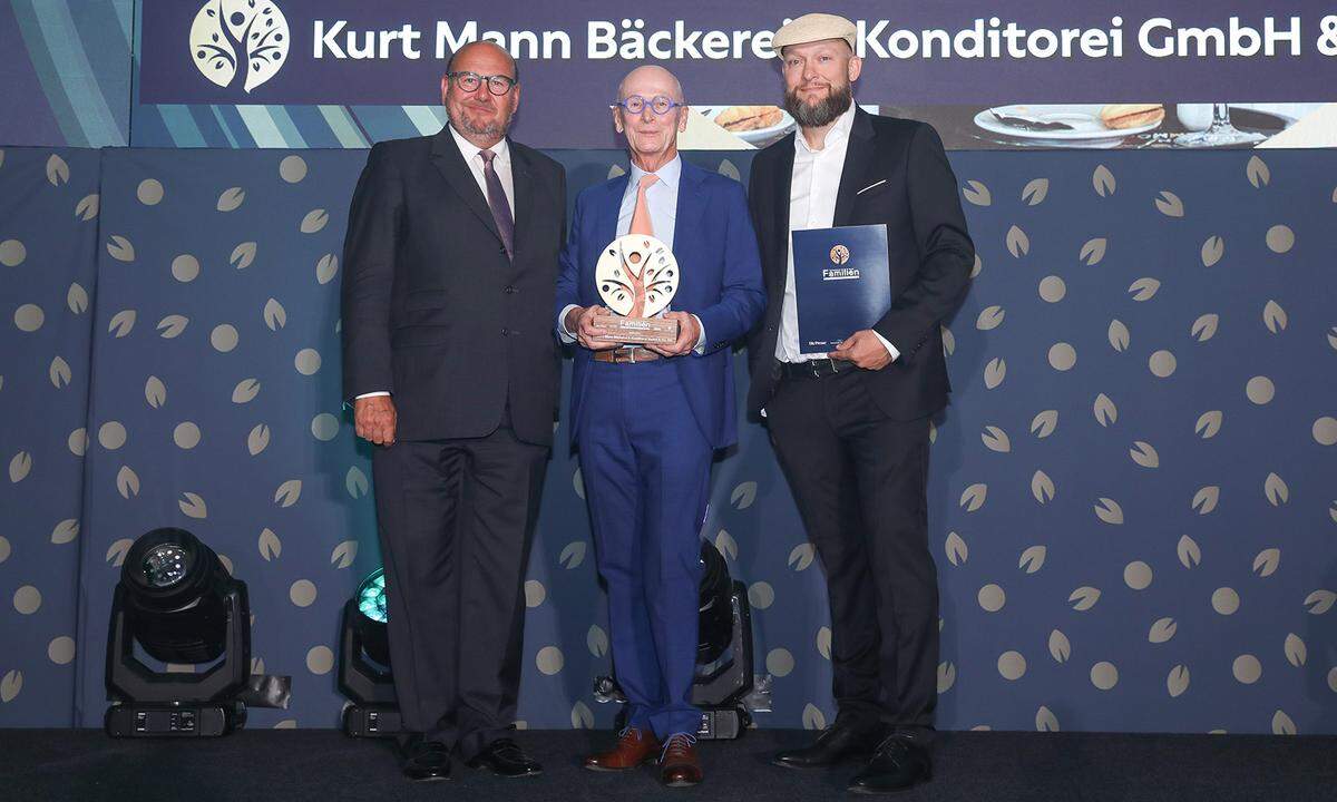 Bestes Familienunternehmen von Wien: Kurt Mann Bäckerei & Konditorei GmbH & Co. KG (v. l.): Andreas Thürridl, Partner und Mitglied der BDO-Geschäftsführung mit den Bäckerei Mann-Eigentümern Kurt Mann und Michael Mann. 