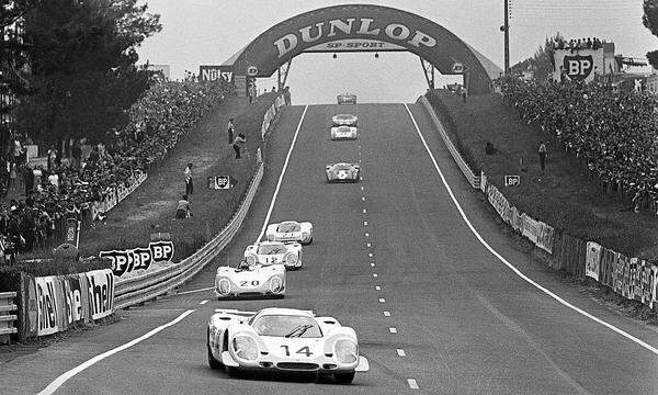 Seit 90 Jahren ist der Dunlop-Bogen kurz nach der Startgeraden das herausragende Wahrzeichen der  Rennstrecke.