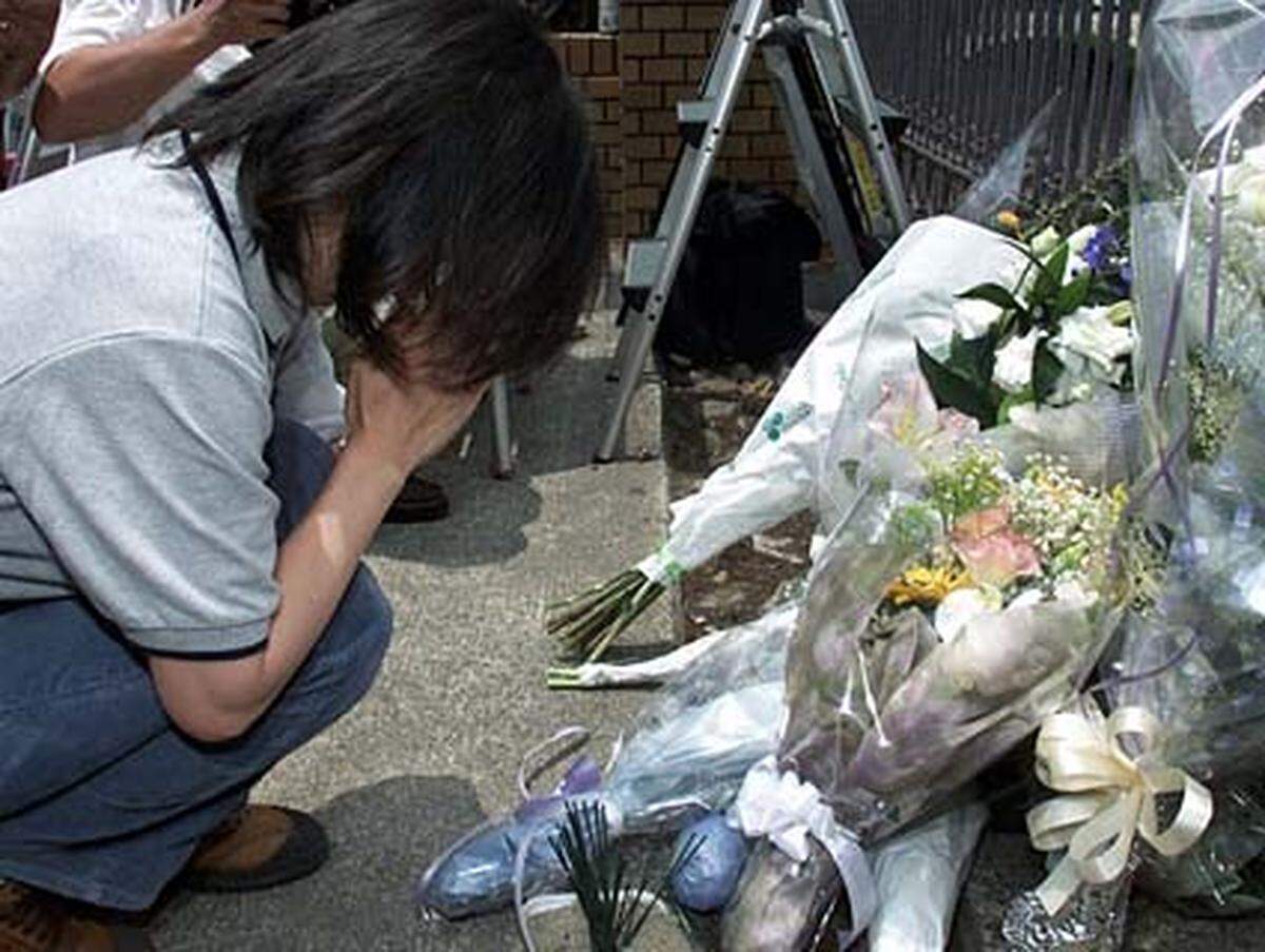 Ein Amokläufer dringt über ein Fenster in ein Klassenzimmer in einer Volksschule in Ikeda (Japan) ein. Er ersticht acht Kinder mit einem Küchenmesser und verletzt weitere 13 Schüler und zwei Lehrer. Als Motiv gibt er an, er wolle zum Tode verurteilt werden.