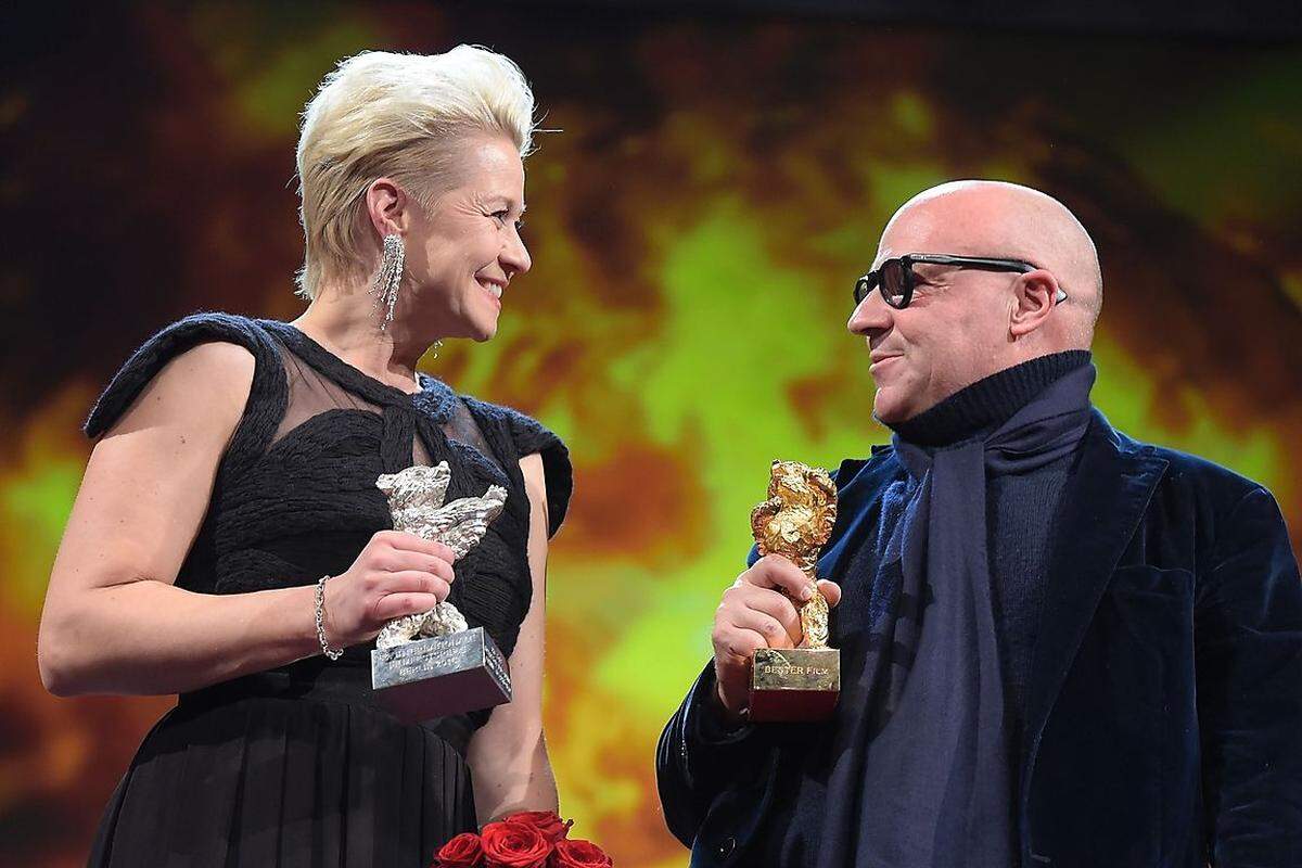 Und nocheinmal Gianfranco Rosi, weil das Bild so schön ist, diesmal mit Trine Dyrholm (43), die für ihre Rolle in Thomas Vinterbergs "Die Kommune" als beste Darstellerin ausgezeichnet wurde.