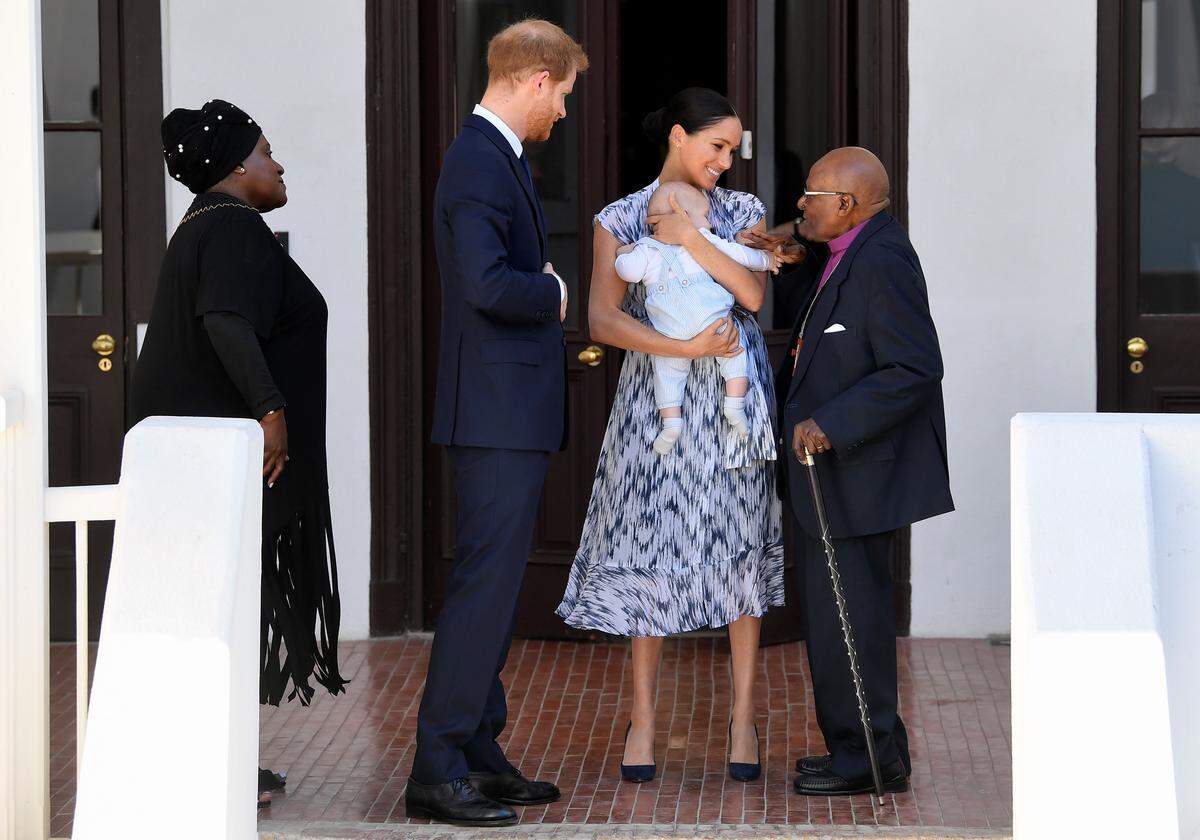 Der erste Termin der Familie führte Harry, Meghan und Archie zur Desmond & Leah Tutu Legacy Foundation in Kapstadt, wo die Familie auf Erzbischof Desmond Tutu traf.