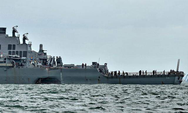 Ein Öltanker riss ein gewaltiges Loch in das amerikanische Kriegsschiff USS McCain. Nach dem Zusammenstoß galten zehn Matrosen als vermisst, fünf wurden verletzt.