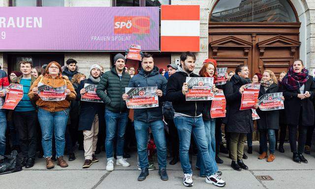 „Neustart jetzt!“ forderten die parteiinternen Kritiker vor der SPÖ-Zentrale in der Löwelstraße.