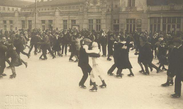 Seit 1868 wird das Rundtanzen auf dem Eis in Wien ausgeübt – das Foto stammt aus den 1920ern.