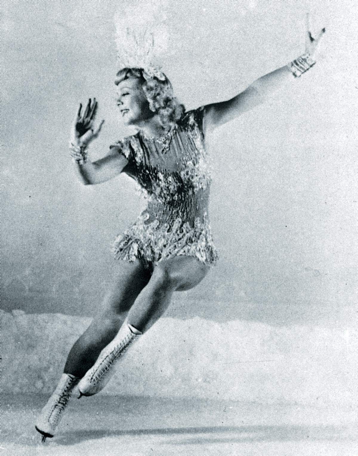 Schon immer rühmt sich die Show mit Stars in den Reihen der Darsteller. Im Foto schwebt Sonja Henie über die Eisfläche. Mit drei Olympiasiegen, zehn Weltmeisterschaftstiteln und sechs Europameisterschaftstiteln gilt sie als die erfolgreichste Einzelläuferin in der Eiskunstlaufgeschichte.