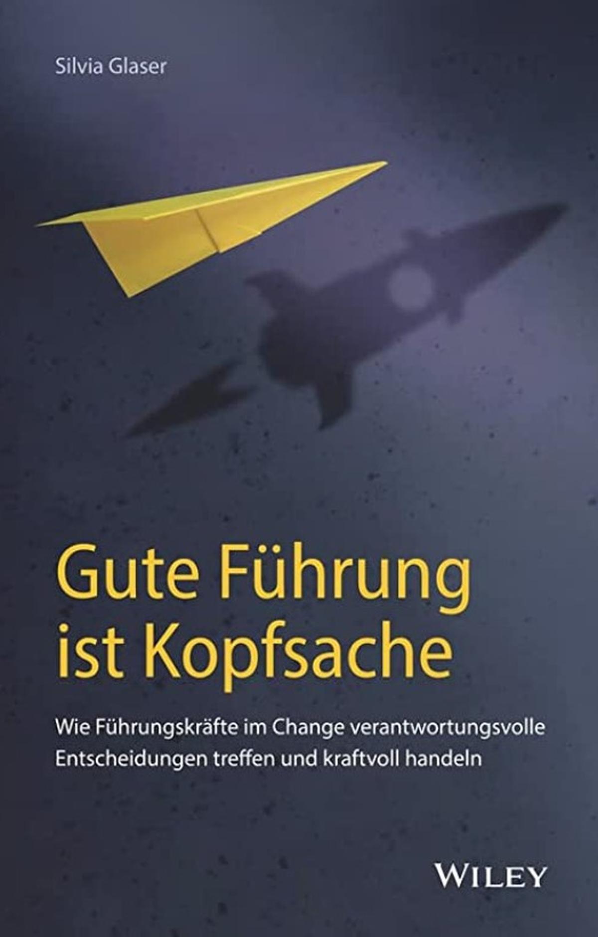 Gute Führung ist Kopfsache Wie Führungskräfte im Change verantwortungsvolle Entscheidungen treffen und kraftvoll handelnvon Silvia Glaser „New Leadership“ ist ein beliebtes Schlagwort, aber was bedeutet es eigentlich genau? Managementberaterin Silvia Glaser definiert den Begriff auch nicht, verdeutlicht ihn aber anhand einer Vielzahl von Tipps, Übungen, Modellen und Geschichten. Vieles bleibt trotz der Beispiele etwas vage, und wie die Autorin im Vorwort selber zugibt, bietet das Buch „rein inhaltlich nicht viel Neues“. Auf jeden Fall aber schärft es den Blick für die Wichtigkeit von Beziehungen am Arbeitsplatz. Die nämlich stehen im Zentrum von New Leadership.