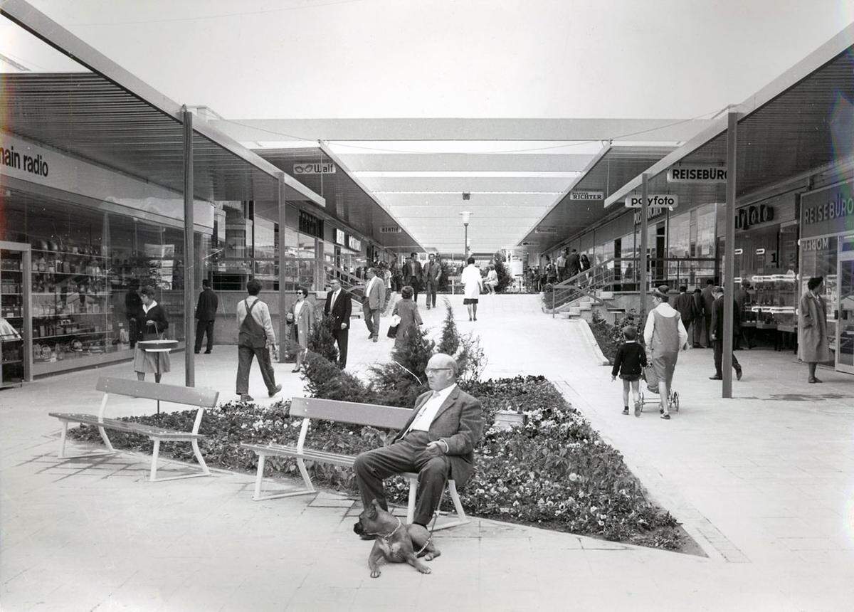 Durch die zunehmende Ausrichtung des Städtebaus auf den Autoverkehr wurde die Mall in den 50er Jahren zu einem Ersatzraum für die verloren gegangene Urbanität.