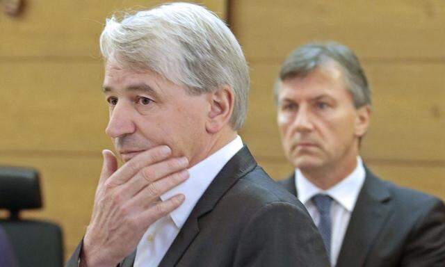 Ex-Hypo-Chef Wolfgang Kulterer im Vordergrund, rechts Ex-Hypo-Vorstand Josef Kircher