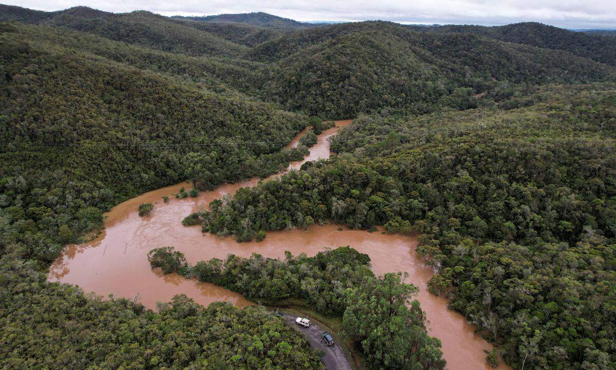 Auf Luftbildern, die die Welthungerhilfe vom Südwesten der Insel veröffentlichte, standen ganze Ortschaften und viele Ackerflächen unter Wasser. Einige Brücken waren unpassierbar, Straßenverbindungen unterbrochen.