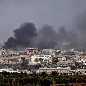 Rauch über dem südlichen Gazastreifen. Israel rückt in Rafah ungeachtet der möglichen Haftbefehlte des IStGH vor.