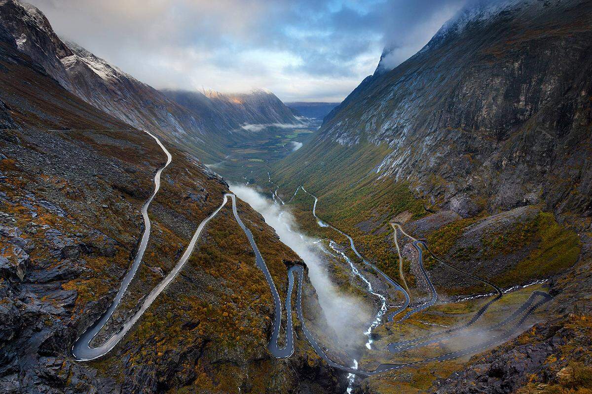 Die Haarnadelkurven am Trollstigen gehören zu den beliebtesten Touristenstrecken in Norwegen.