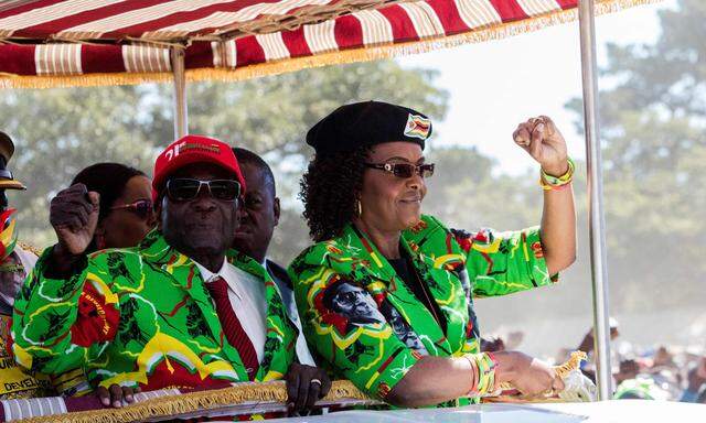 Robert und Grace Mugabe bei einer Parteikundgebung. Das Paar beutete Simbabwe jahrzehntelang schamlos aus. Die Ex-Sekretärin betrieb aggressiv die Nachfolge ihres Manns. 