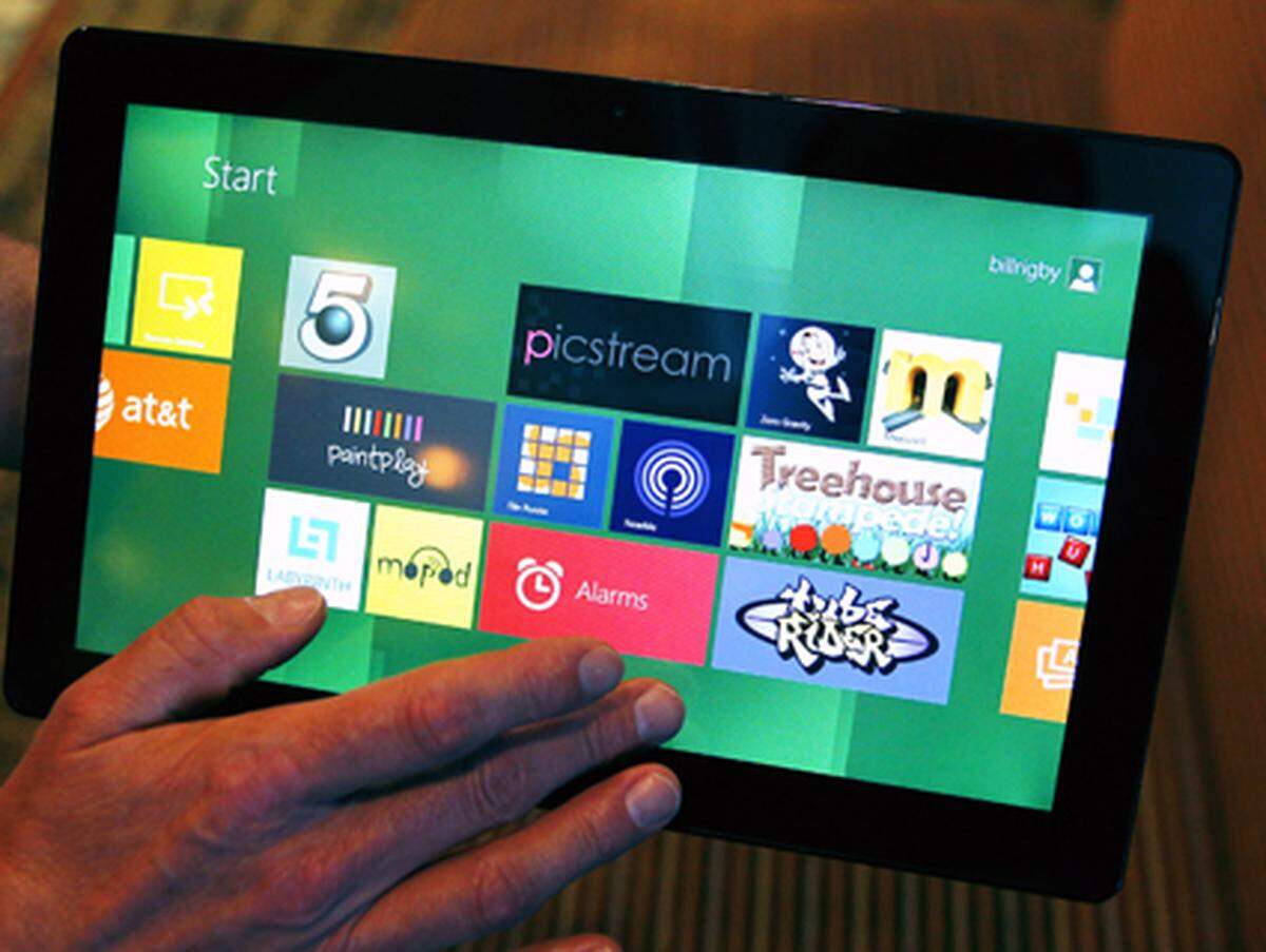 Microsoft hat mit dem Nachfolger von Windows 7 eine radikale Kehrtwende vorgenommen. Windows 8 ist nicht mehr alleine für PC und Laptops, sondern soll auf jedem Gerät laufen - egal, ob mit Touchscreen oder Maus und Tastatur. Tablets spielen dabei eine ganz wichtige Rolle, weshalb Microsoft die erste Testversion von Windows 8 auf einem Tablet-Prototypen von Samsung vorgestellt hat.