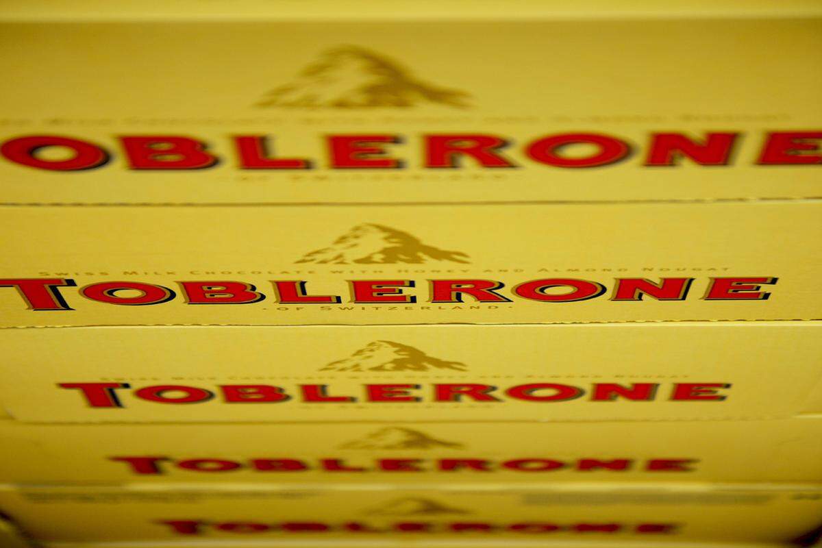 Toblerone ist hinter Migros die zweitbekannteste Marke der Schweiz. Das ursprüngliche Logo auf der Verpackung zeigte einen Adler mit Schweizer und Berner Fahne in den Krallen, dahinter eine Bergkulisse. Erst in den 1960er-Jahren tauchte das Matterhorn auf dem kleinen Seitendreieck auf. Im Jahr 2000 rückte es auf die Längsseite der Toblerone. Darin versteckt ist ein Bär als Hinweis auf die Stadt Bern.