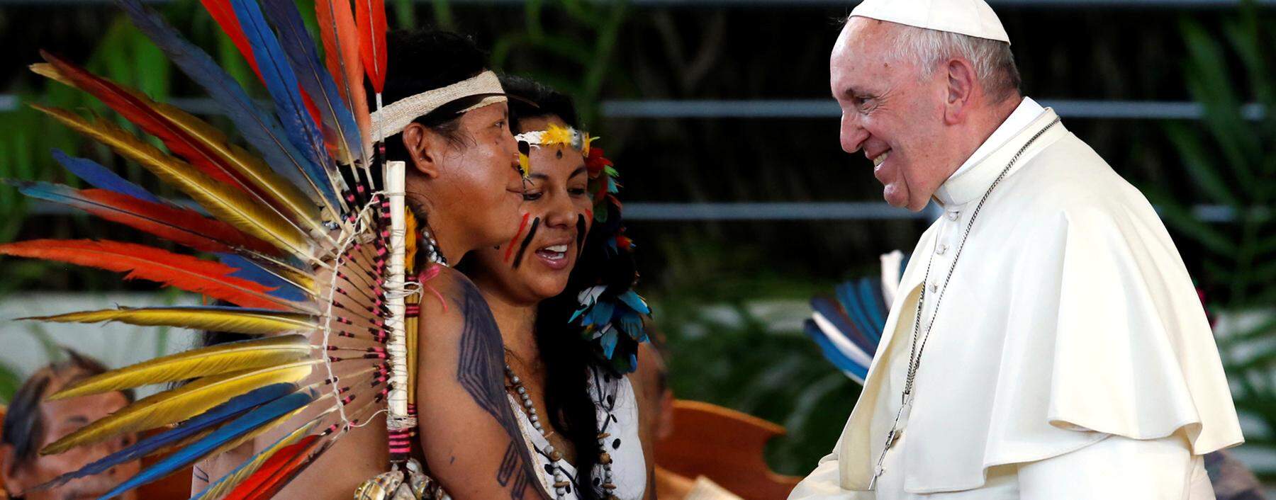 „Wenn in Amazonien etwas passiert, kann sich auch Kardinal Schönborn nicht entziehen“: Papst Franziskus mit Indigenen in der peruanischen Stadt Puerto Maldonado.