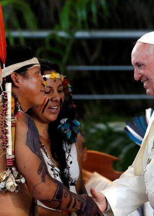 „Wenn in Amazonien etwas passiert, kann sich auch Kardinal Schönborn nicht entziehen“: Papst Franziskus mit Indigenen in der peruanischen Stadt Puerto Maldonado.