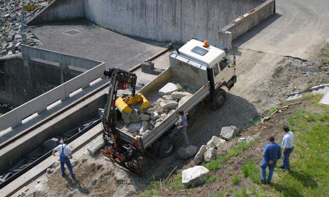 Baustellenfahrzeug mit Granitsteinen beladen