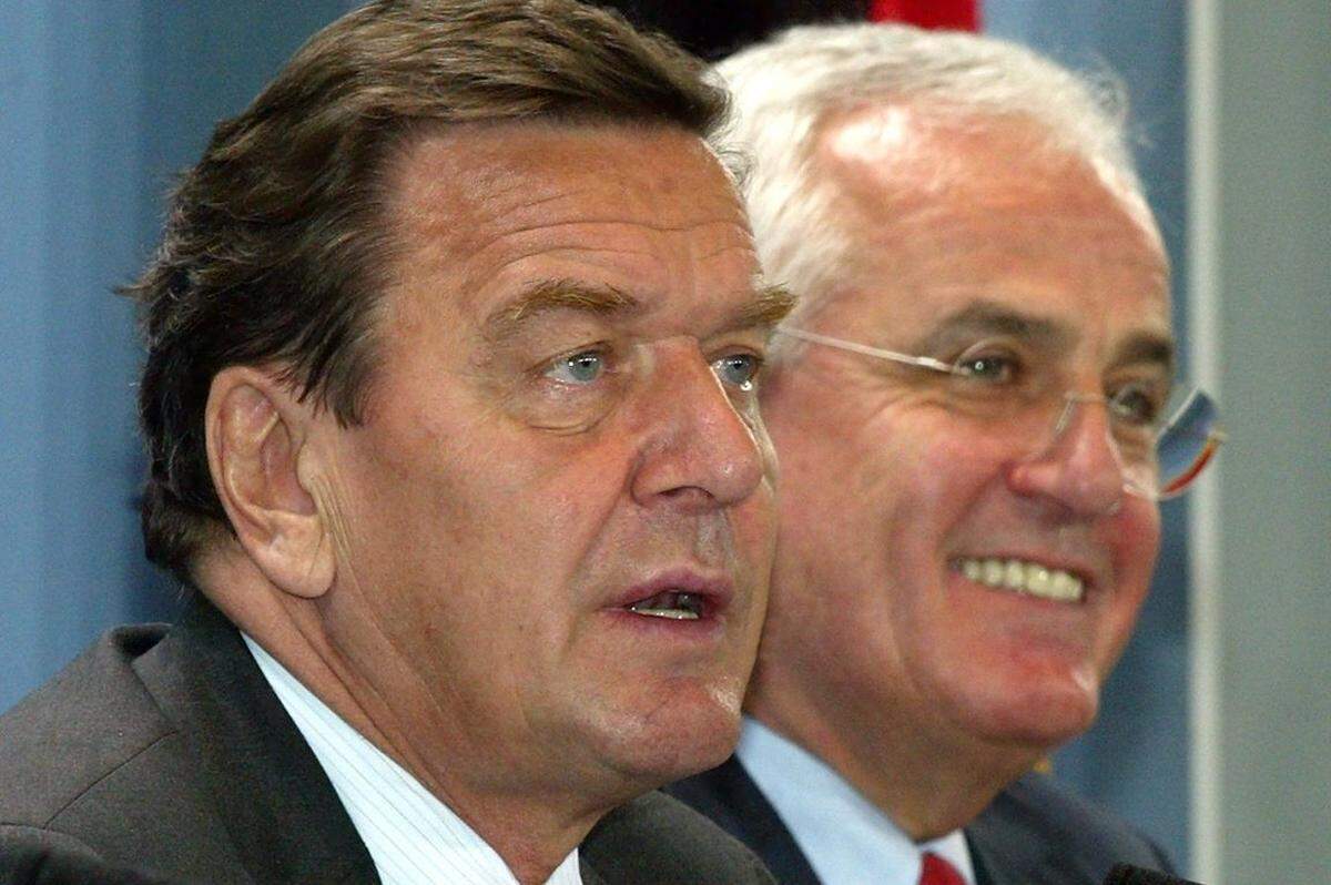 2002 wird Hartz vom damaligen deutschen Kanzler Gerhard Schröder (SPD) als Leiter in eine Experten-Kommission geholt. Dort legt er einen Katalog von Vorschlägen für eine "arbeitsmarktpolitische Radikalkur" vor. Diese werden in vier Reformgesetze gegossen - von denen das letzte unter dem Namen "Hartz IV" bekannt wird.