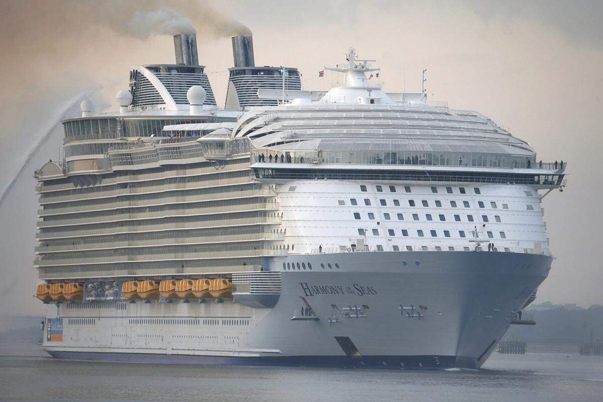 Ein wahrer Gigant der Meere wurde 2016 im französischen Saint-Nazaire zu Wasser gelassen. Die "Harmony of the Seas" der Werft STX France ist mit 362 Metern Länge das bisher größte Kreuzfahrtschiff der Welt.