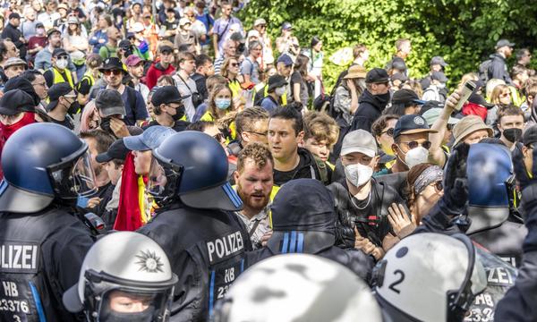 Bei den Ausschreitungen im Vorfeld des AfD-Parteitags in Essen kam zu vielen Handgreiflichkeiten.