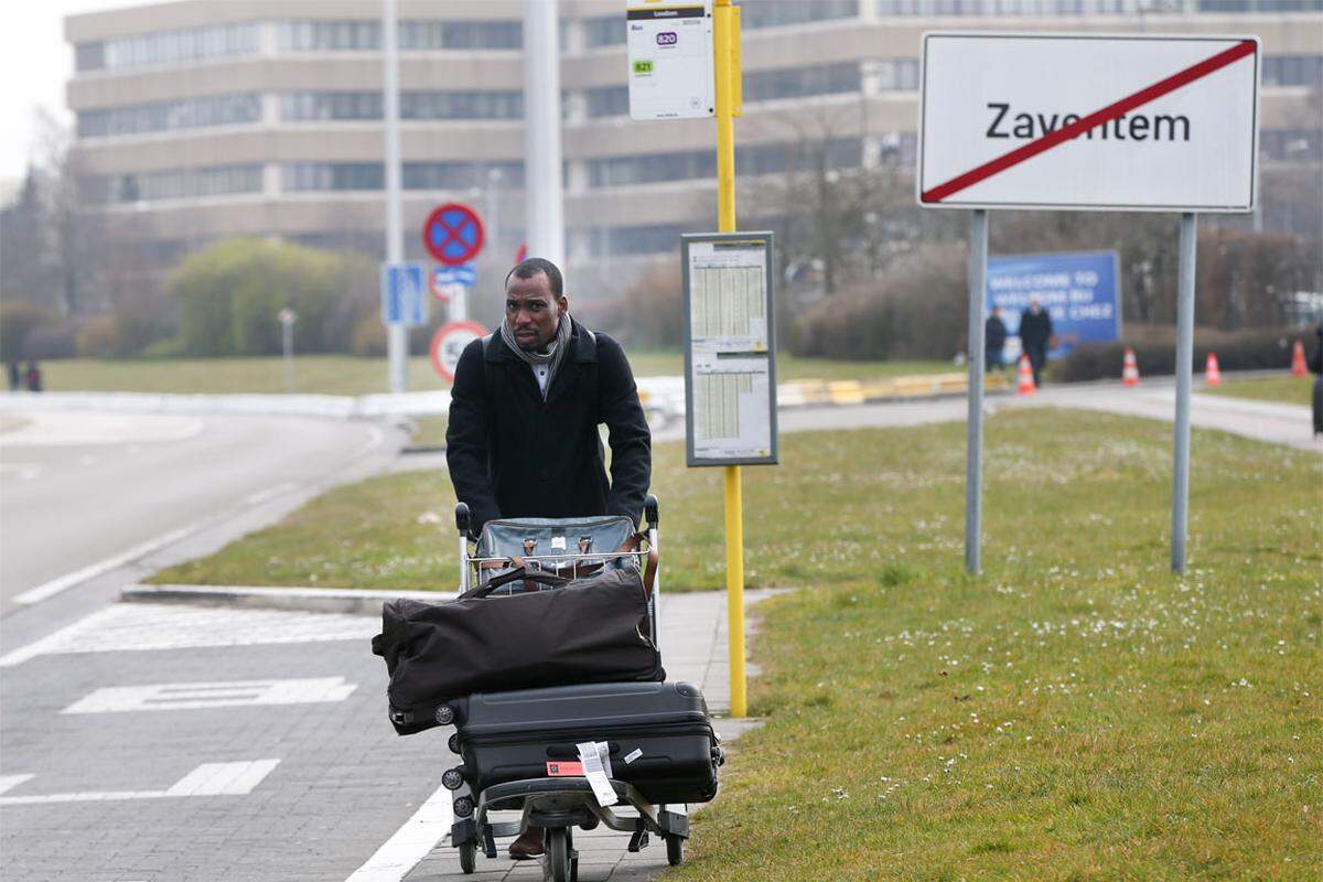 Ein Passagier verlässt das Flughafengelände.