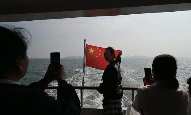 Souvenir-Foto chinesischer Touristen in einer der gefährlichsten Meeresgegenden der Welt, der Taiwan-Straße.