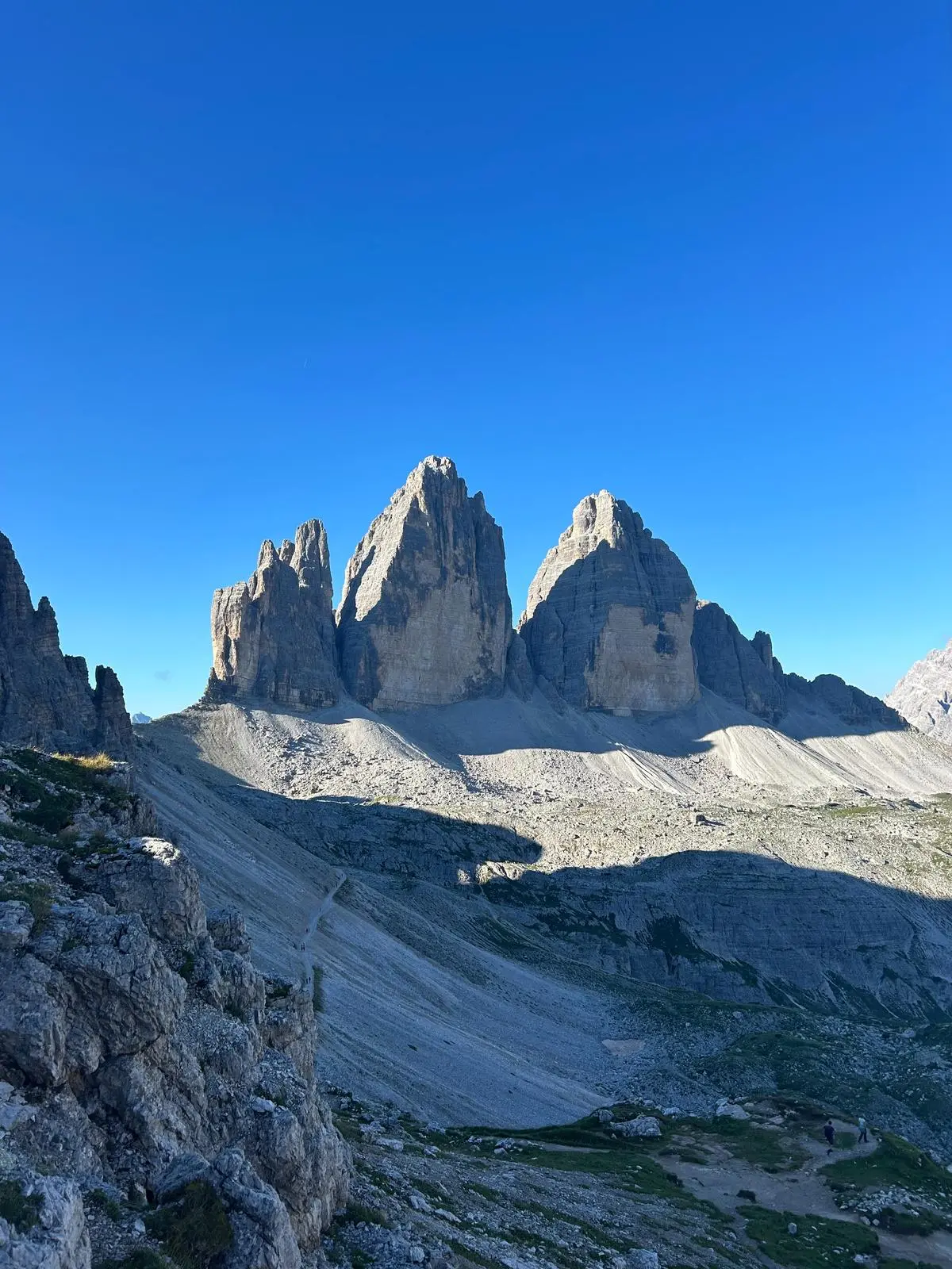 Dreier-ensemble: Small tin (Cima Piccola, 2857 m), large tin (Cima Grande, 2999 m) and western tin (Cima Ovest, 2973 m).