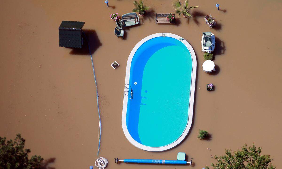 10. Juni 2013. Es war ein Frühling des Hochwassers in großen Teilen des ostdeutschen Bundeslandes Sachsen-Anhalt entlang der Elbe - hier ein Bild mit Swimming Pool nahe der Stadt Magdeburg.