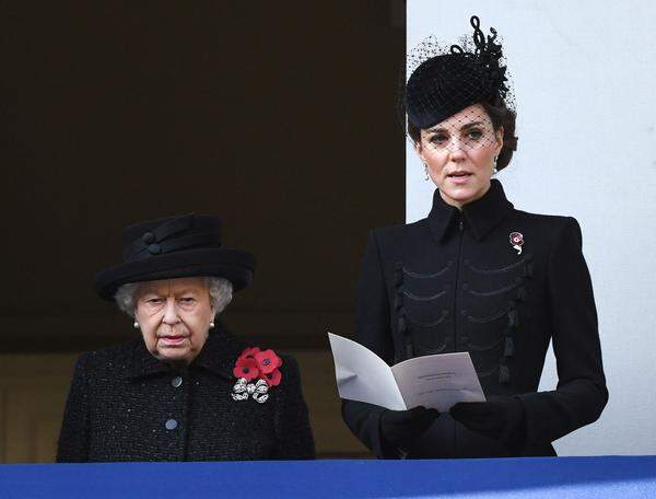 Der Remembrance Sunday ist ein Gedenktag im Vereinigten Königreich und dem Commonwealth of Nations, der jene ehrt, die im Militärdienst ihr Leben gelassen haben. Zu diesem Anlass bezog Herzogin Catherine im November am Balkon neben Königin Elizabeth II. Stellung und überzeugte im strengen Look.
