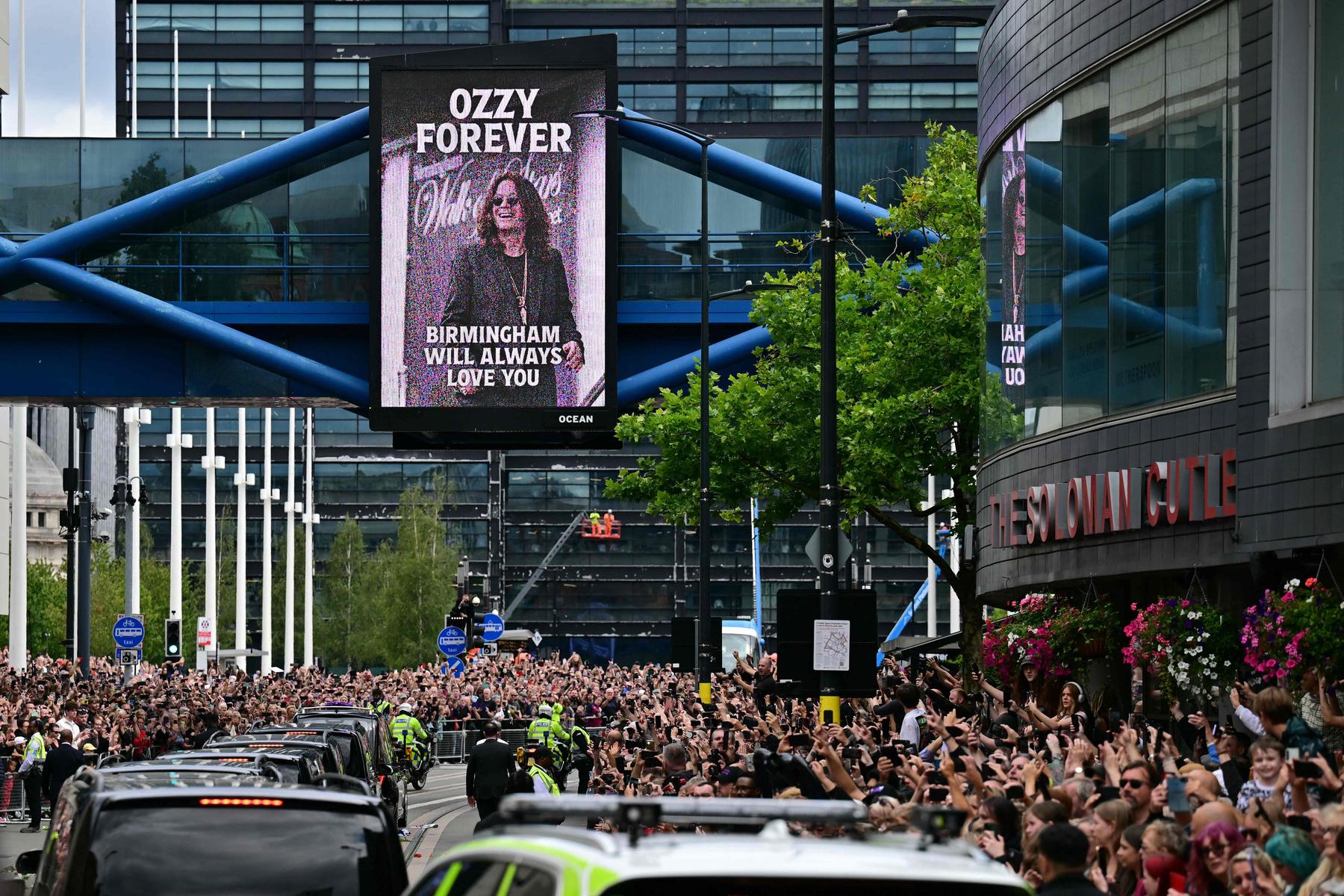 Abschied von Ozzy Osbourne: Tausende Fans begleiten Trauerzug durch Birmingham