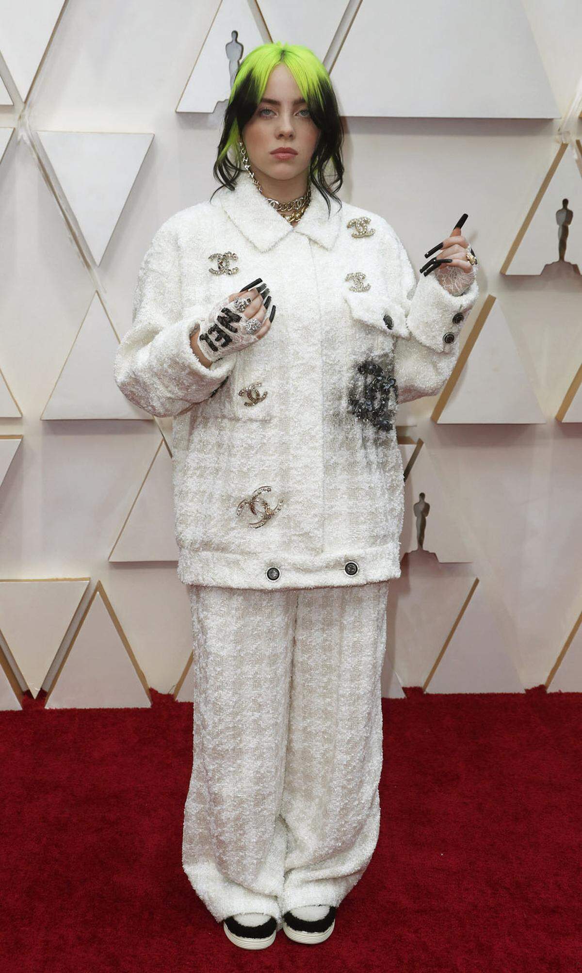 Musikerin Billie Eilish blieb auch bei den Oscars ihrem Look treu. Sie trug - unübersehbar - ein Ensemble von Chanel.