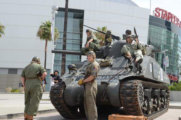 Das Spaß-Action-Game "World of Tanks" kommt für die Xbox 360. Grund genug, um mit dem Panzer vor dem LA Convention Center vorzufahren.