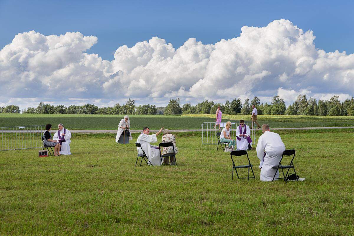 Heute kann man dort auch seine Sünden beichten, auf Campingstühlen, direkt im Freien – ohne Sichtschutz. Während der Fotograf dort war, legten ausschließlich Frauen die Beichte ab. "Als würden nur Frauen Süden haben", sagt Rutöd.