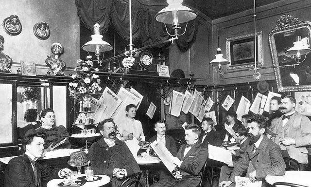 Zeitungen, Gugelhupf und fast nur Männer: das Wiener Kaffeehaus im Jahr 1910.