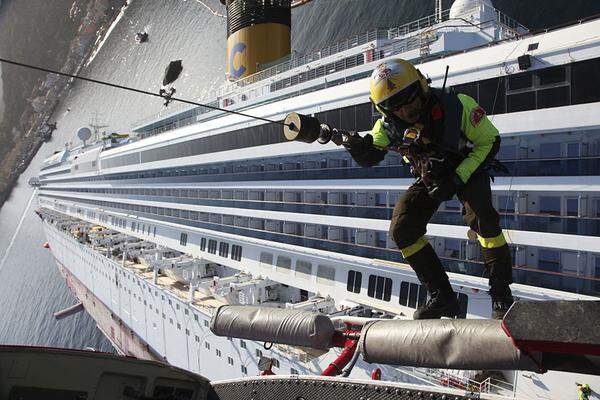 Die niederländische Bergungsfirma Smit Salvage hat mit dem Abpumpen des Treibstoffs der "Costa Concordia" begonnen. "Es besteht keine Gefahr, dass das Schiff sinkt. Daher können wir mit dem Abpumpen beginnen", betonte der Chef der italienischen Zivilschutzbehörde, Franco Gabrielli.