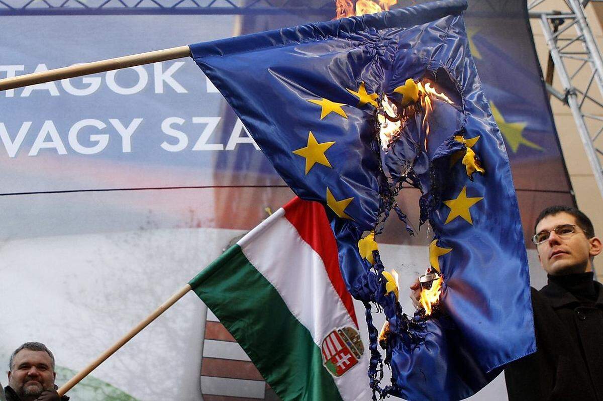 Zentral für Jobbik ist auch die Gegnerschaft zur Europäischen Union, die Partei tritt nicht mehr nur europakritisch sondern offen europafeindlich auf. Das Bild zeigt Vize-Parteichef Elod Novak beim Verbrennen einer EU-Fahne im Rahmen einer Partei-Kundgebung im Jänner.