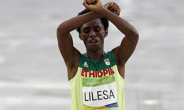 Die Hände über dem Kopf überkreuzt: In Äthiopien ein eindeutiges politisches Zeichen des Marathon-Läufers Feyisa Lilesa.