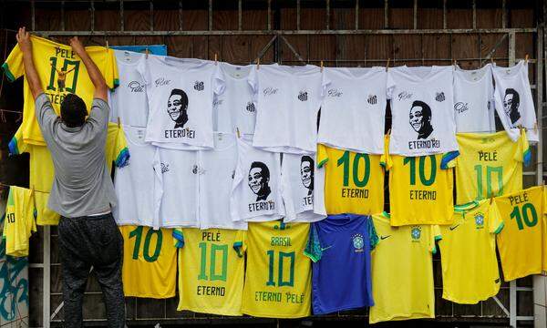 Fans mourn the death of Brazilian soccer legend Pele in Sao Paulo