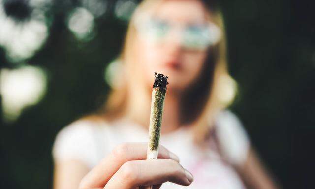 Rund 20 Prozent haben erstmalig im Alter von 16 Jahren Cannabis konsumiert, zeigt eine Statistik Austria-Umfrage unter 10.000 Befragten. 