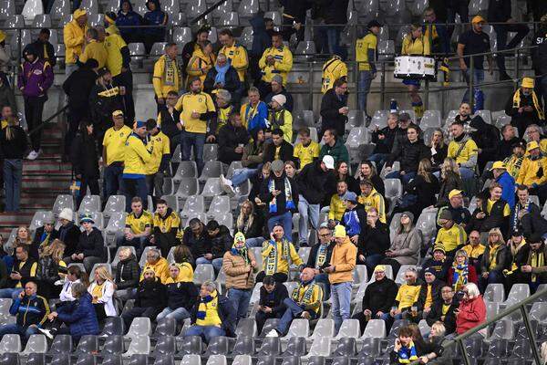 Die Zuschauer, darunter etwa 700 mitgereiste Anhänger aus Schweden, wurden via Durchsage aufgefordert, im King Baudoin Stadium zu bleiben.
