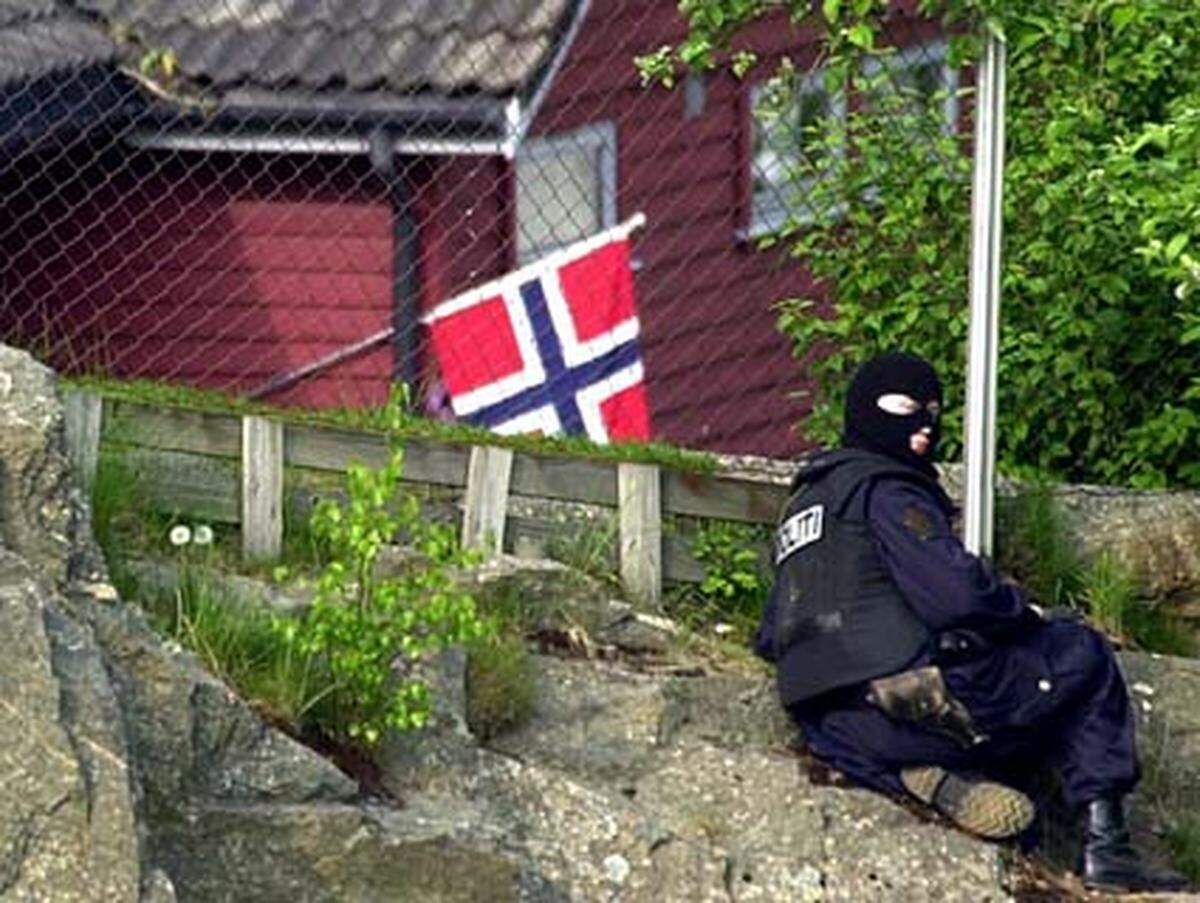 Weil ihm die Behörden das Sorgerecht für zwei Kinder entzogen haben, nimmt ein 39-Jähriger in einem Kindergarten in Hjelmeland (Norwegen) 25 Kinder und zehn Betreuer in Geiselhaft. Alle Beteiligten überstehen die Tat unversehrt.