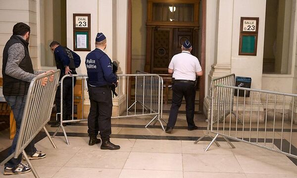 Polizisten vor dem Gerichtssaal in Brüssel.