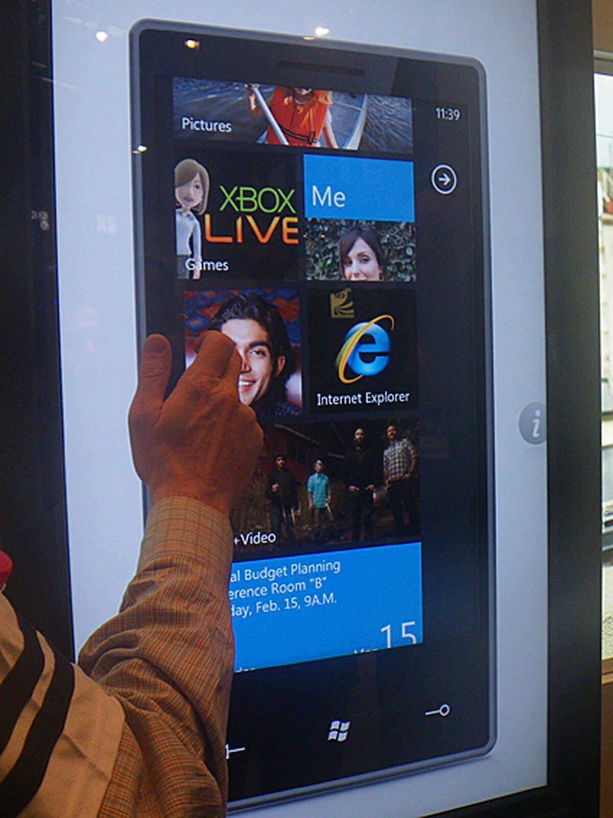 Jahre hat Microsoft gebraucht um eine Antwort auf Apples iPhone zu formulieren. Und das Ergebnis kann sich sehen lassen. Das "Windows Phone 7 Series" ist schick, touchscreen-freundlich, vernetzt und auch ganz gut zu bedienen. DiePresse.com war bei einer Vorführung am Mobile World Congress in Barcelona und hat sich alle Funktionen zeigen lassen.
