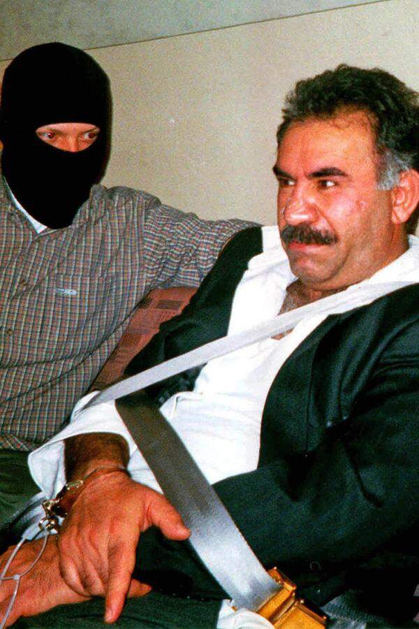 Bis 1999 kam es immer wieder zu Anschlägen, Entführungen und Verschleppungen. Der Druck auf PKK-Führer Öcalan wurde so groß, dass er ins Exil nach Kenia flüchtete. Am 15. Februar wurde er in einer akkordierten Aktion internationaler Geheimdienste in die Türkei verschleppt, festgenommen und zum Tode verurteilt; die Strafe wird nach Abschaffung der Todesstrafe in der Türkei 2002 in lebenslange Haft umgewandelt.