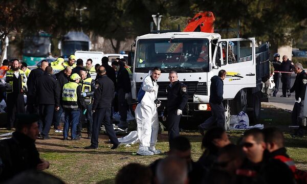 Ein Lkw fuhr gezielt in eine Soldatengruppe.
