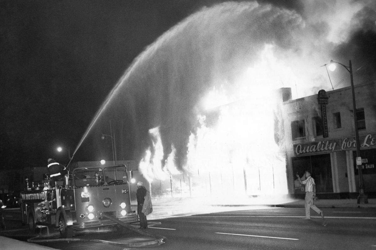 In der Nacht auf den 12. August eskalierte die Lage weiter. Tausende Menschen zogen durch die Straßen von Watts, legten Brände und plünderten. Feuerwehrmänner, die die Brände löschen wollten, wurden angegriffen.