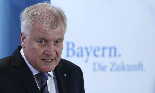 9. Oktober 2015: Seehofer droht mit einer Verfassungsklage, falls der Bund den Flüchtlingszuzug nicht eindämmen sollte. Nach einer Aussprache mit der CDU legt er das Vorhaben kurz darauf ad acta.