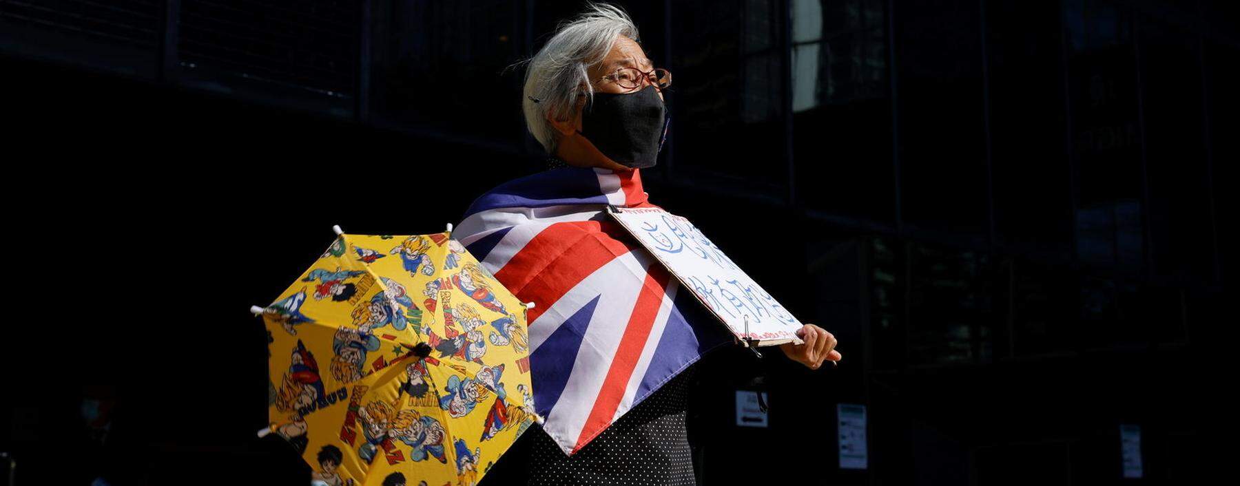 Die Hongkonger Demokratie-Befürworterin Alexandra Wong demonstriert gegen die Verurteilung des Peking-kritischen Zeitungsgründers Jimmy Lai.