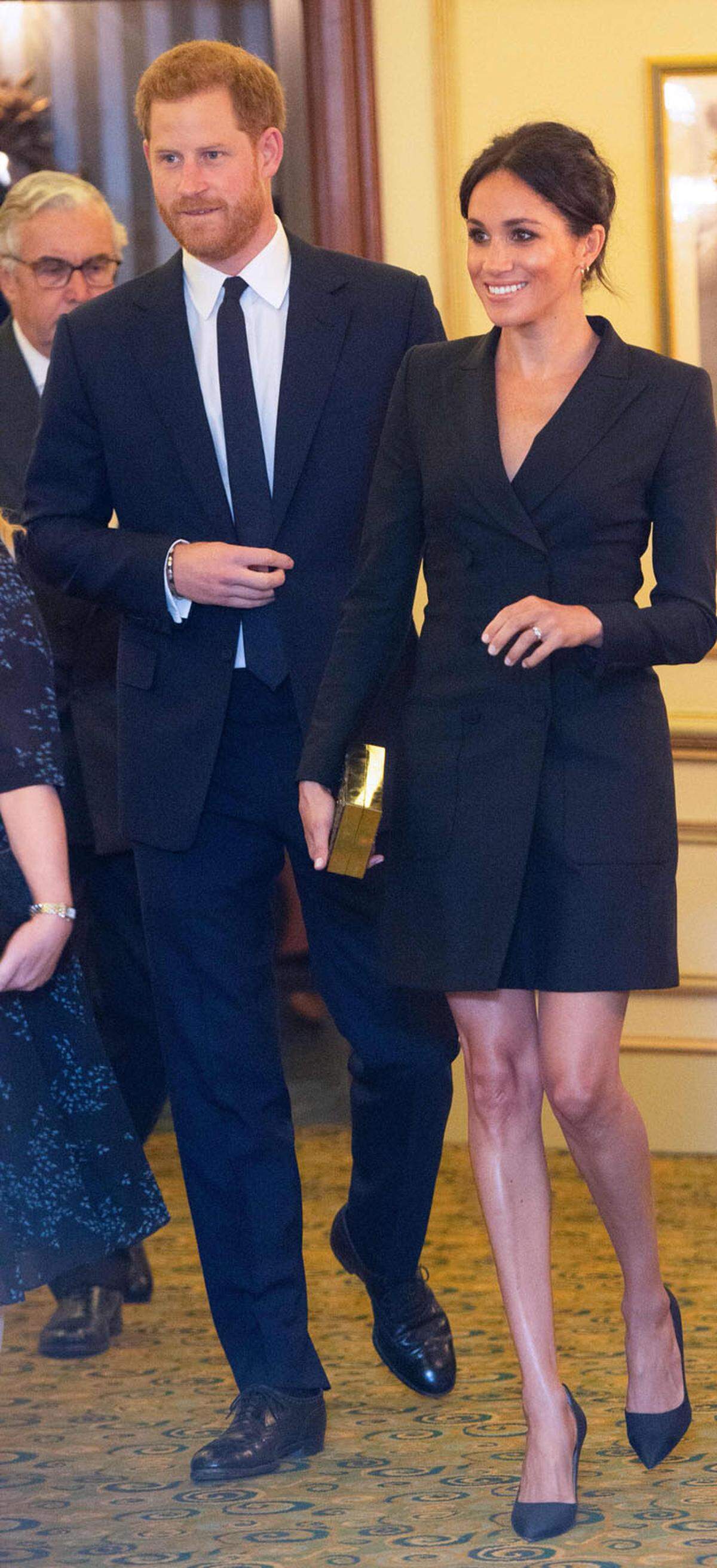 Sie erschien in einem Minikleid des Kanadischen Labels Judith and Charles. Der royale Dresscode schreibt hingegen vor, dass Kleider und Röcke mindestens knielang sein müssen. Eine gewagte Wahl also, aber immerhin bringt die Herzogin stilsicher frischen Wind in die britische Königsfamilie.